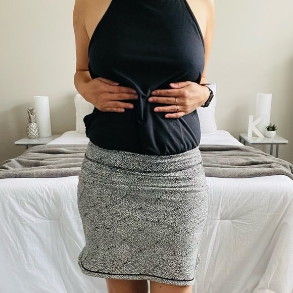 LULULEMON City Skirt Floral Dahlia Pattern Tube Skirt (Black + White, Size: 4) - Picture 2 of 15